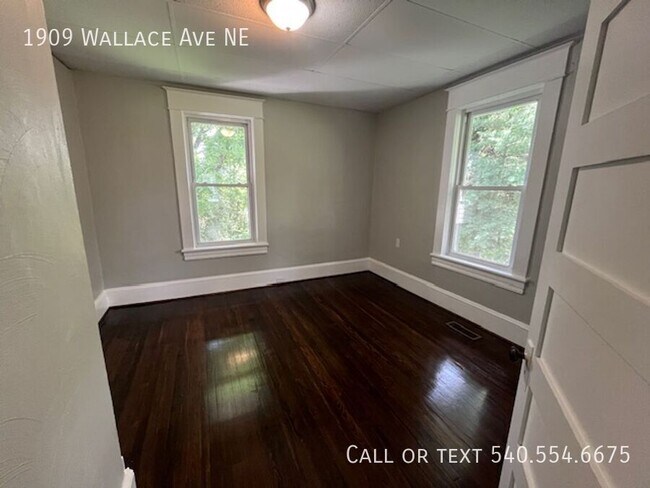 Building Photo - 1909 Wallace Ave NE