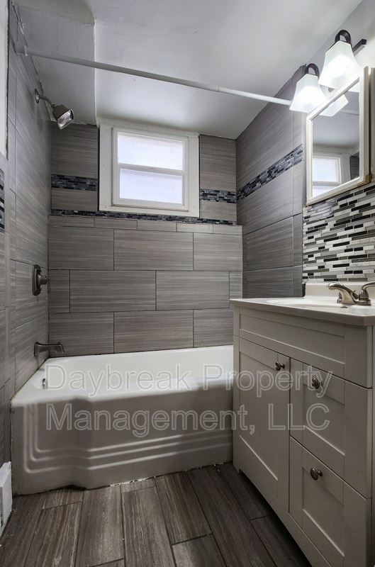 Building Photo - 1201-11 1/2 11 1/2 St N