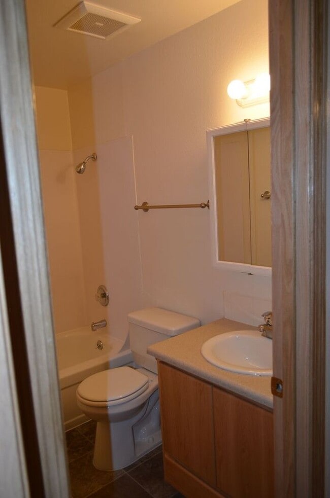 Building Photo - OPEN KITCHEN, GREAT LOCATION
