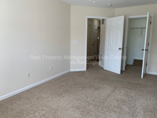 Building Photo - 2225 Raven Rd