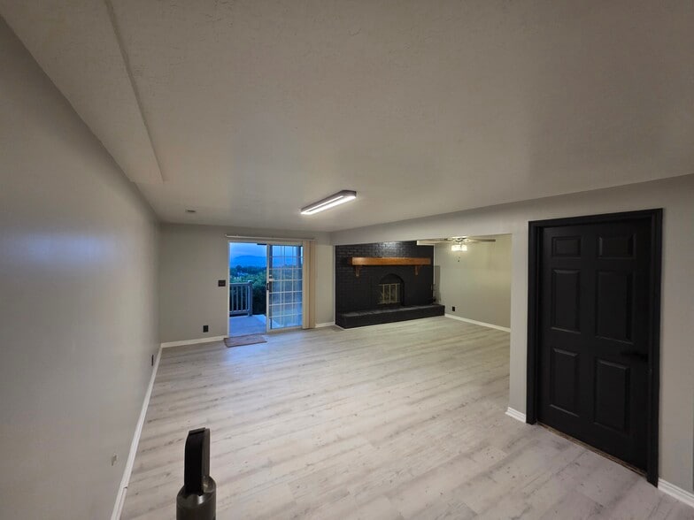 Living room - 5057 Ridgedale Dr