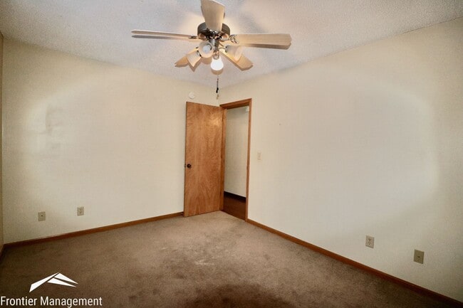 Building Photo - Beautiful 3 bedroom home just minutes from Manhattan and Fort Riley!