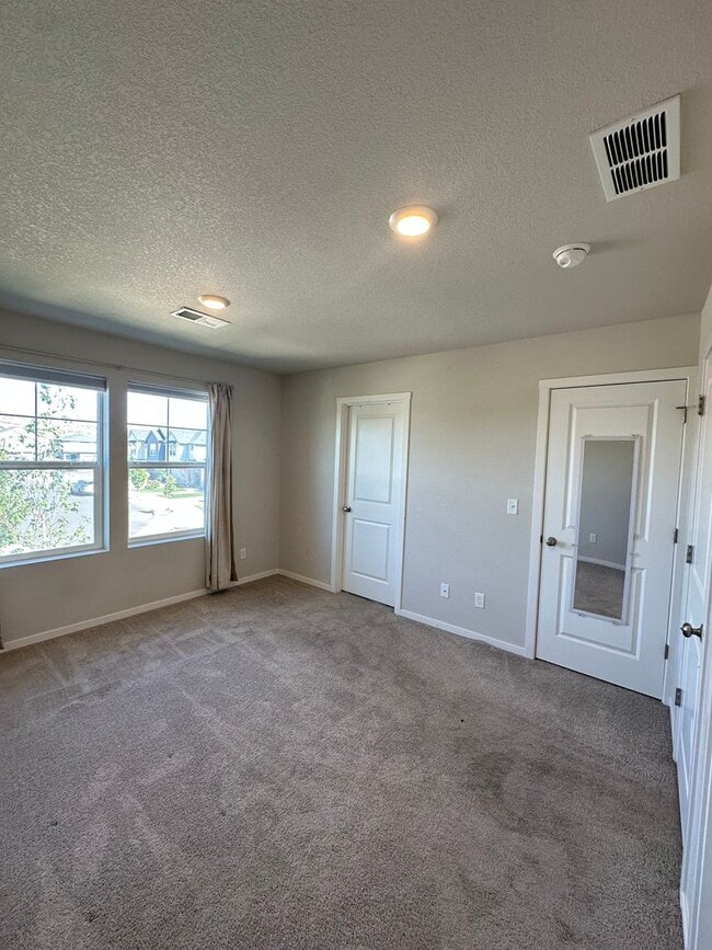 Building Photo - ? Modern 3-Bedroom Townhouse with Bright O...