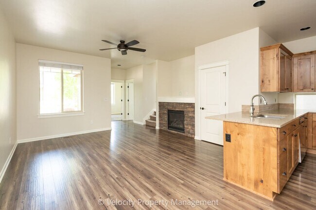 Building Photo - Lovely 3 bedroom, 2.5 bathroom home plus a...