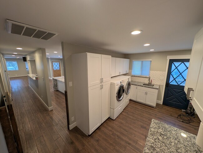 Building Photo - 6358 Mt Vernon Dr