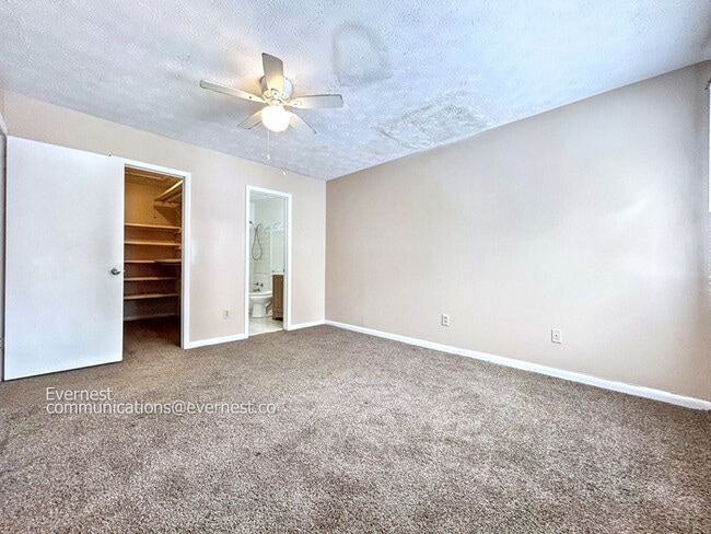 Building Photo - 925 Pine Oak Trail