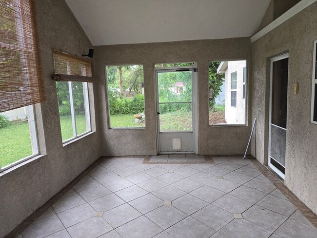 Building Photo - Charming 2-bedroom, 2-bathroom home