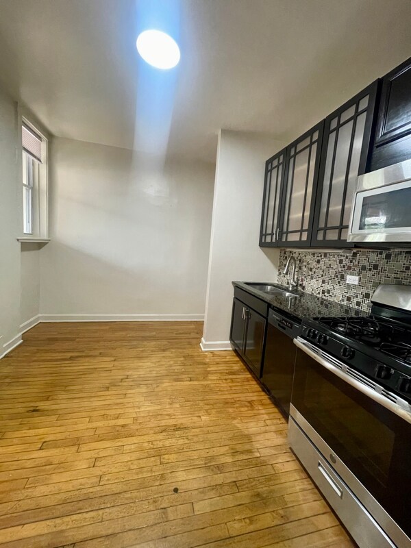 Building Photo - 3549 W Dickens Ave