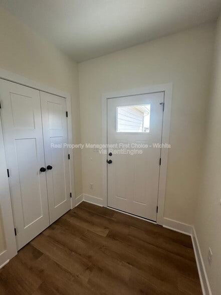 Building Photo - 17010 Kashmir St