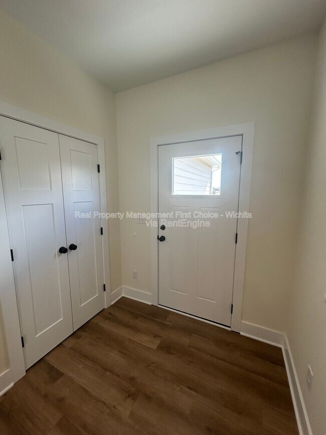 Building Photo - 17010 Kashmir St