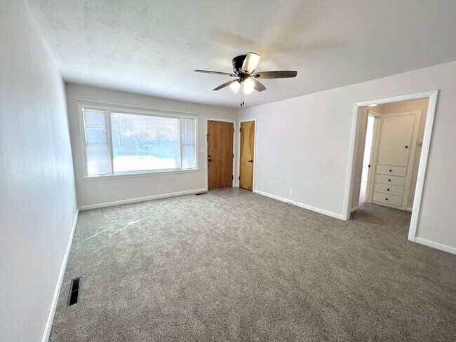 Building Photo - Newly Renovated 2 bed/1 bath Home with att...