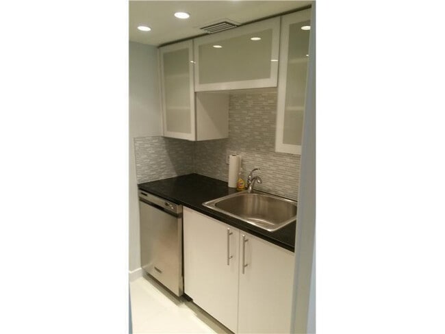 Building Photo - 9948 Twin Lakes Dr