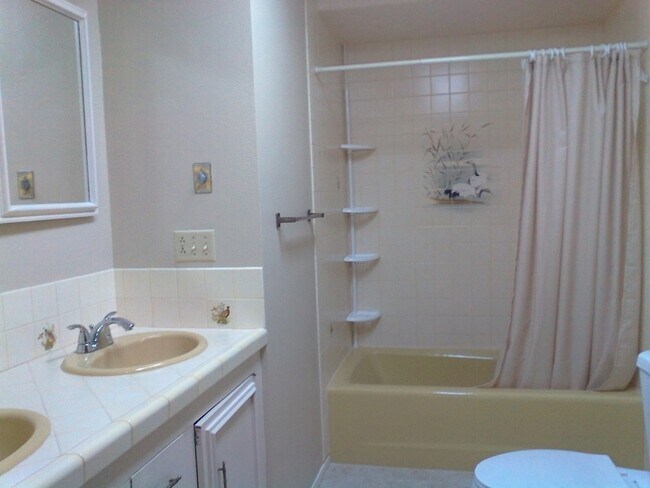 Building Photo - Large Shop Perfect for a home based business, plus 136 feet of waterfront.