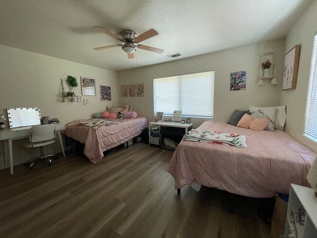 Building Photo - Great 5 bedroom house with large yard a block from campus available for September move in!