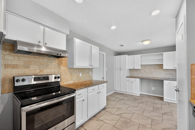Building Photo - 811 Lochmoor Ln