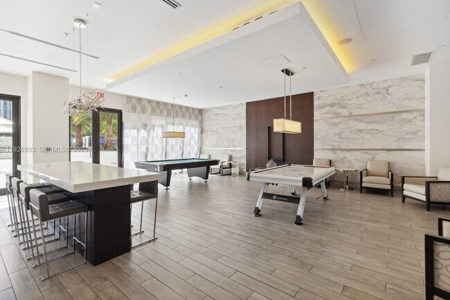 Building Photo - 999 SW 1st Ave