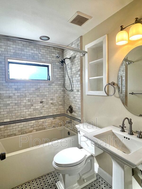 Building Photo - 3233 Oakwood Pl