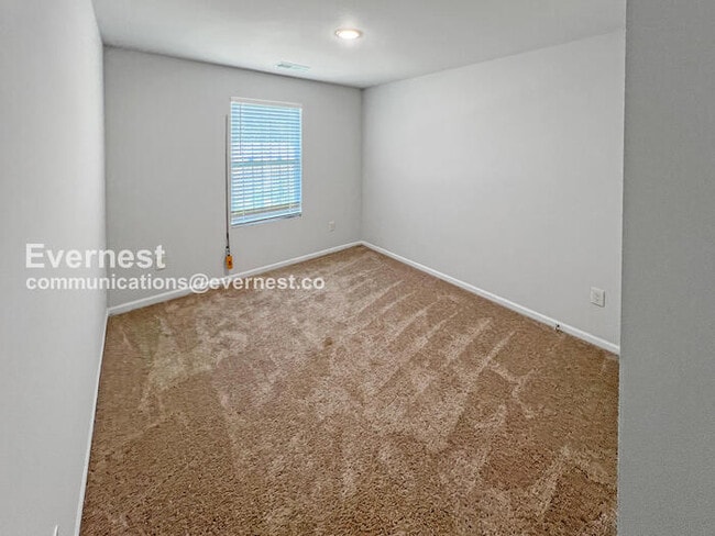 Building Photo - 4 Bed, 2 Bath Home with Garage / Pet-Friendly / Coming Soon!