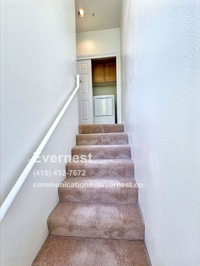 Building Photo - Lovely 2-Bedroom Townhome: Comfort and Con...