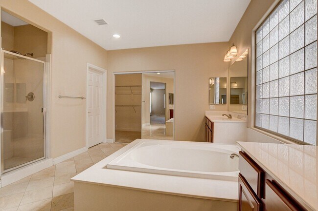 Building Photo - Spacious 5-Bedroom, 2 Story Pool Home in G...
