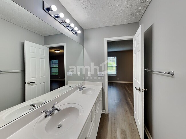 Building Photo - 3628 Coles Branch Dr