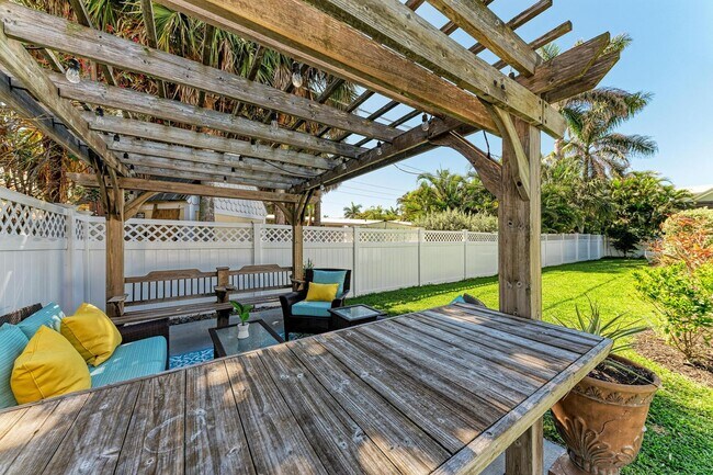 Building Photo - Furnished/Unfurnished ** Annual Rental ** Available 5/1/26 ** 4 Bed/2 Bath Single Family Home ** ...