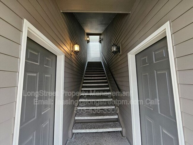 Building Photo - 10225 SE Bristol Ln