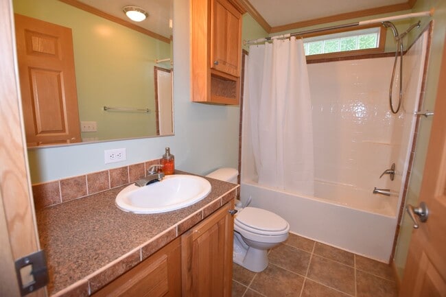 Building Photo - Country Home Available in Greenfield