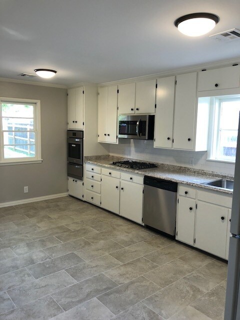 Building Photo - Wonderful Updates in this Midtown Charmer! 3 bed 1 bath, GREAT Kitchen!