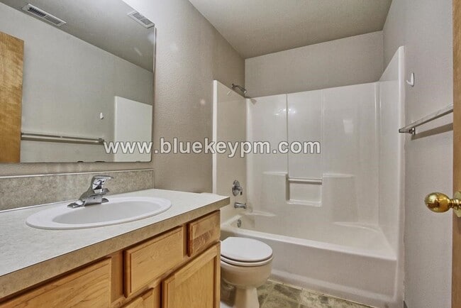 Building Photo - 3 bed 2.5 Bath Townhome in Evergreen Neigh...