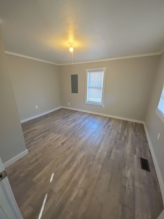 Building Photo - 3-Bedroom Single-Family Home with Hardwood Floors and Carport in Sparta