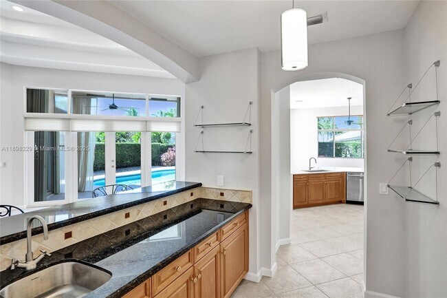 Building Photo - 2553 Jardin Manor