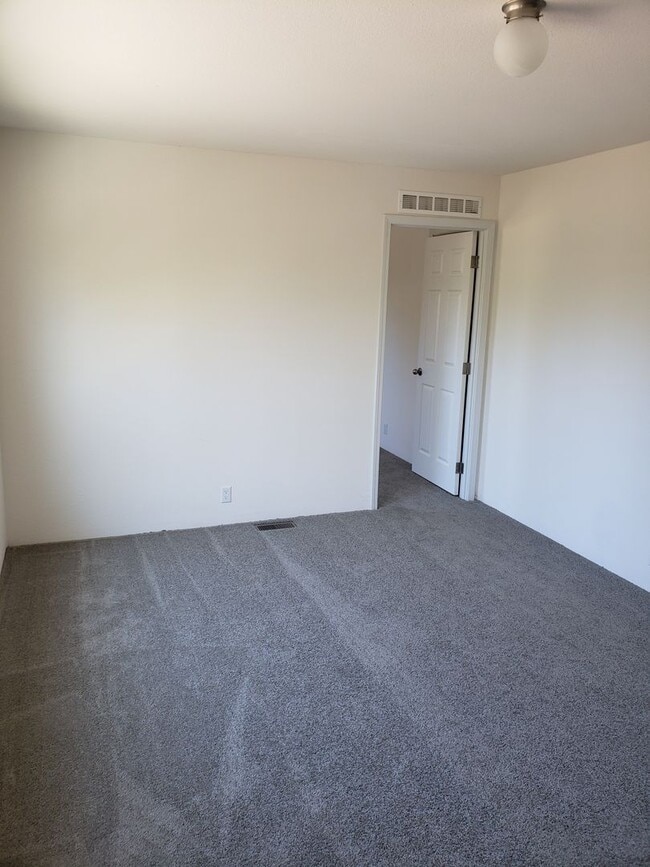 Building Photo - 24 X 60 MANUFACTURED HOME ON 1 1/3 ACRES