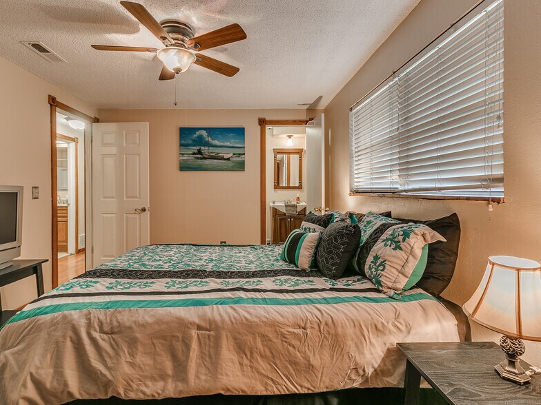 Building Photo - 1548 Bradley Pl