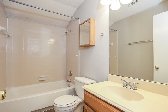 Building Photo - 722 Nightingale Cir