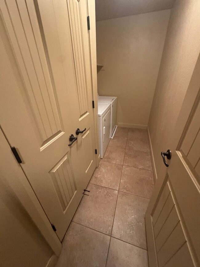 Building Photo - Millcreek Springs Townhome