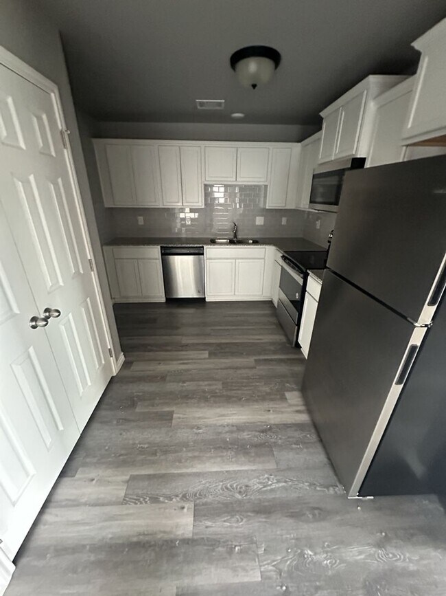 Building Photo - AVAILABLE NOW! (SECTION 8 ACCEPTED)