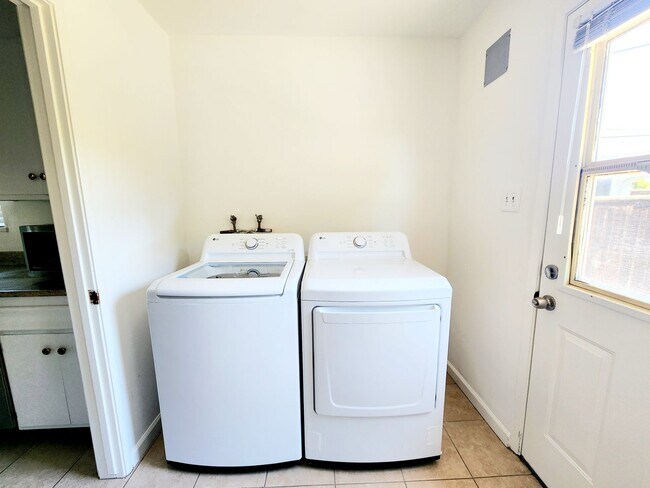 Building Photo - 3 bedroom home in San Mateo