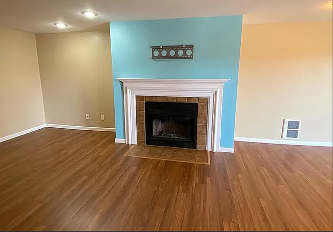 Building Photo - Listed For Rent