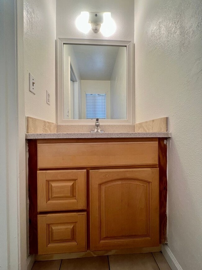 Building Photo - Duplex available in Little Saigon!