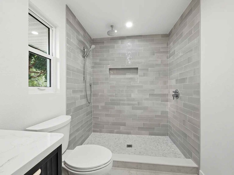 Master Shower - 3142 Rose St