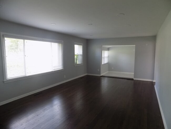 Building Photo - Nice Updated 4 bedroom house with first floor primary bedroom/Bathroom