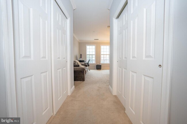 Building Photo - 300 W Elm St