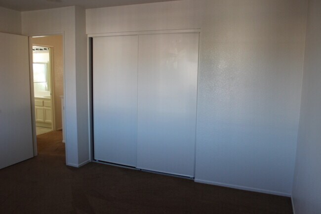 Building Photo - BEAUTIFUL LARGE 5 Bedrooms, 2.75 Bathrooms Home