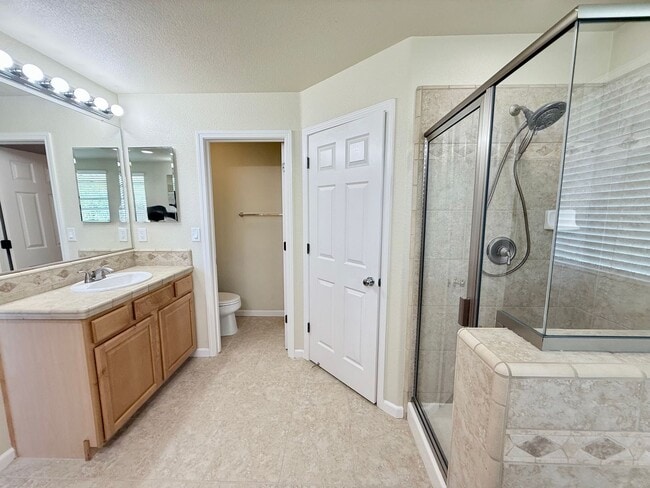 Building Photo - 5-Bed Gated Family Oasis | Prime Location & Backyard Space