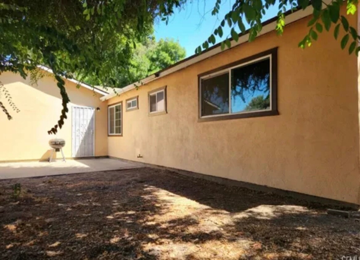 Building Photo - 501 N California Ct