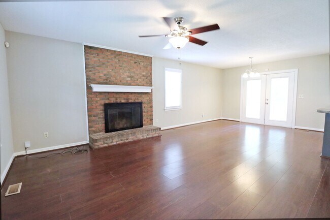 Building Photo - Charming Columbia Home Minutes to Fort Jackson! Available March 2026!