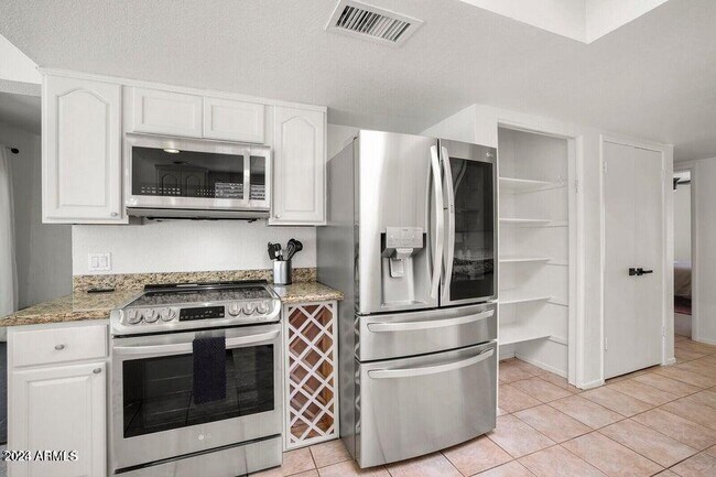 Building Photo - 3915 E Larkspur Dr