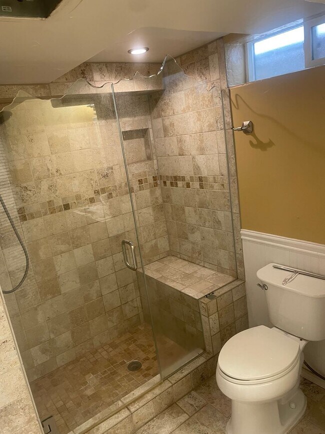 Building Photo - Charming and Updated 3 bed w/ Basement home in fantastic location!