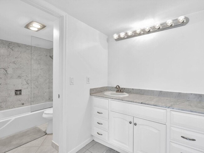 Building Photo - 1150 Hillsboro Mile